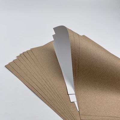 Покрытие Краска Белая верхняя Kraft Liner Бумага Jumbo Roll с PE покрытие материала Доступно