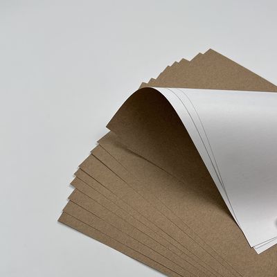Покрытие Краска Белая верхняя Kraft Liner Бумага Jumbo Roll с PE покрытие материала Доступно
